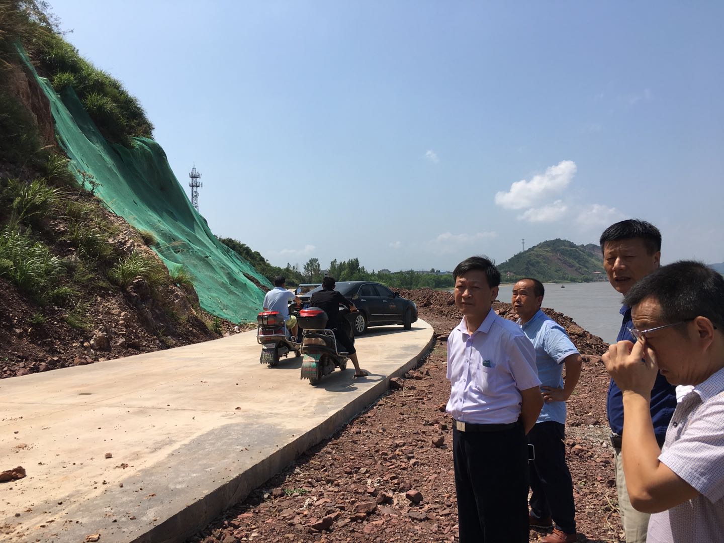 执法检查组实地查看山体滑坡复绿治理工程.jpg