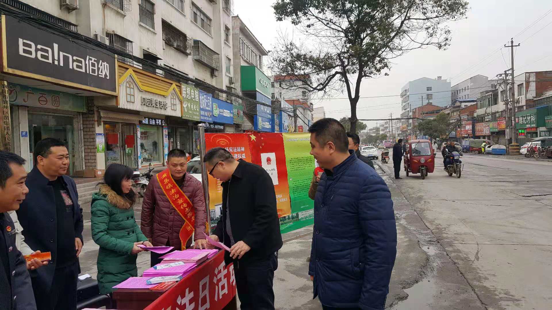 20181204区人大常委会副主任郑同文带队到黄集镇检查2018年人大工作暨12.4”.宪法宣传日活动!.jpg
